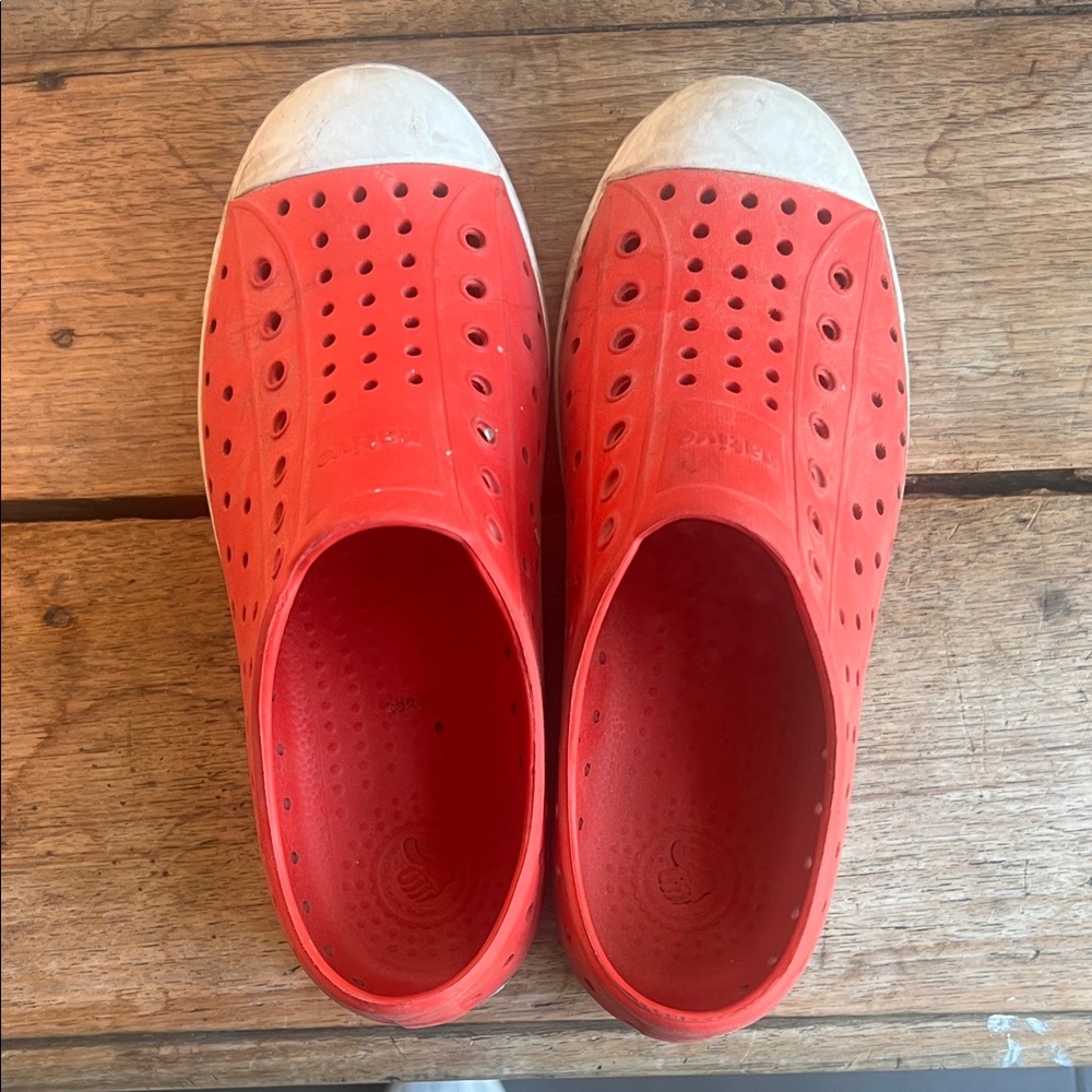 Native Kids Water Shoes - Vibrant Red and White